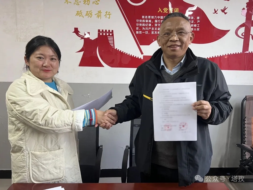 冯副院长和王会长签约.jpg 冯副院长和王会长签约.jpg