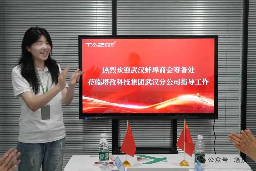 郎经理欢迎来宾.jpg