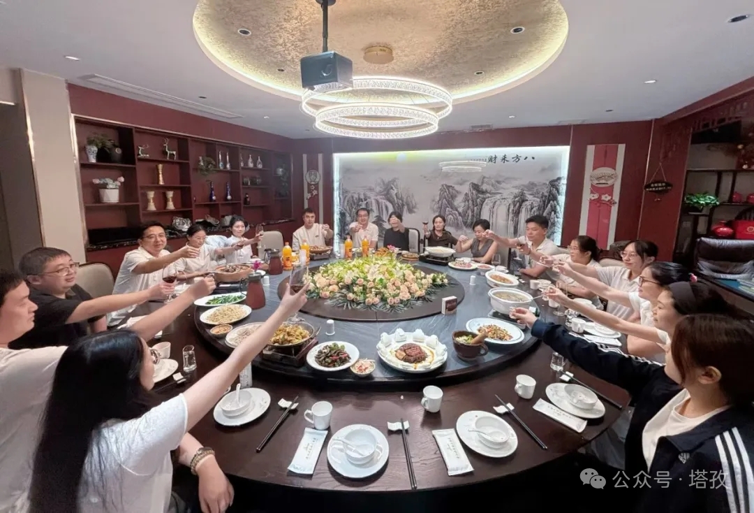 晚宴畅叙，把酒言欢.jpg